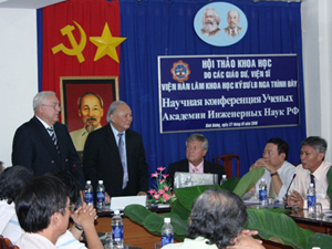 TSKH. Cao Văn Phường (đứng giữa) trong buổi nhận chức danh Viện sĩ.